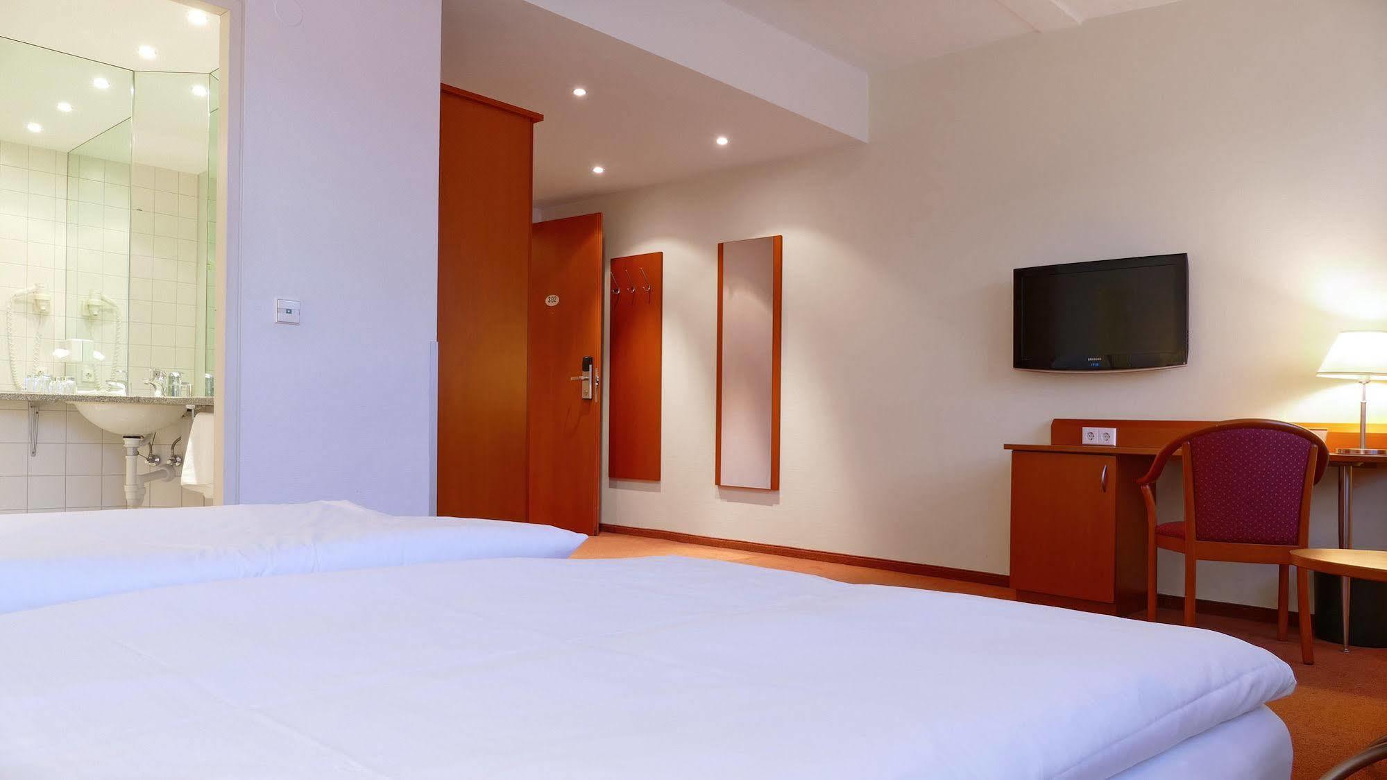 Central Hotel Loewen Feldkirch Bagian luar foto