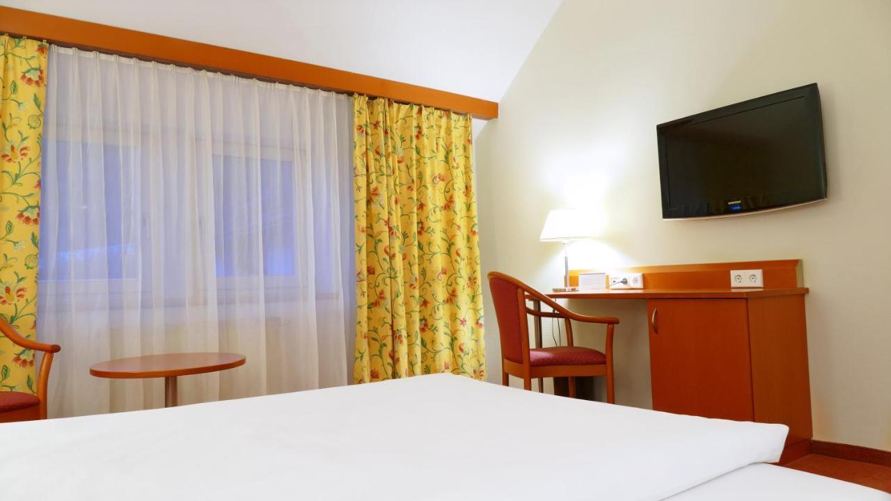 Central Hotel Loewen Feldkirch Bagian luar foto